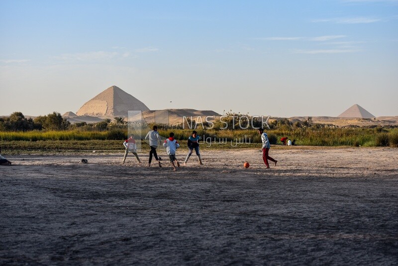 مباراة كرة قدم بين اطفال منطقة دهشور بالقرب من اهرامات دهشور المشهورة