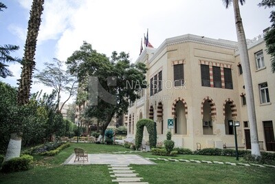 كراسى و طاولات المناطق المفتوحة داخل الجامعة الامريكية يتسخدمها الطلبة للمذاكرة و الاجتماعات