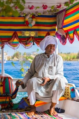 رجل يجلس على قارب ويبتسم ، الصيد ، العمل ، الصيف