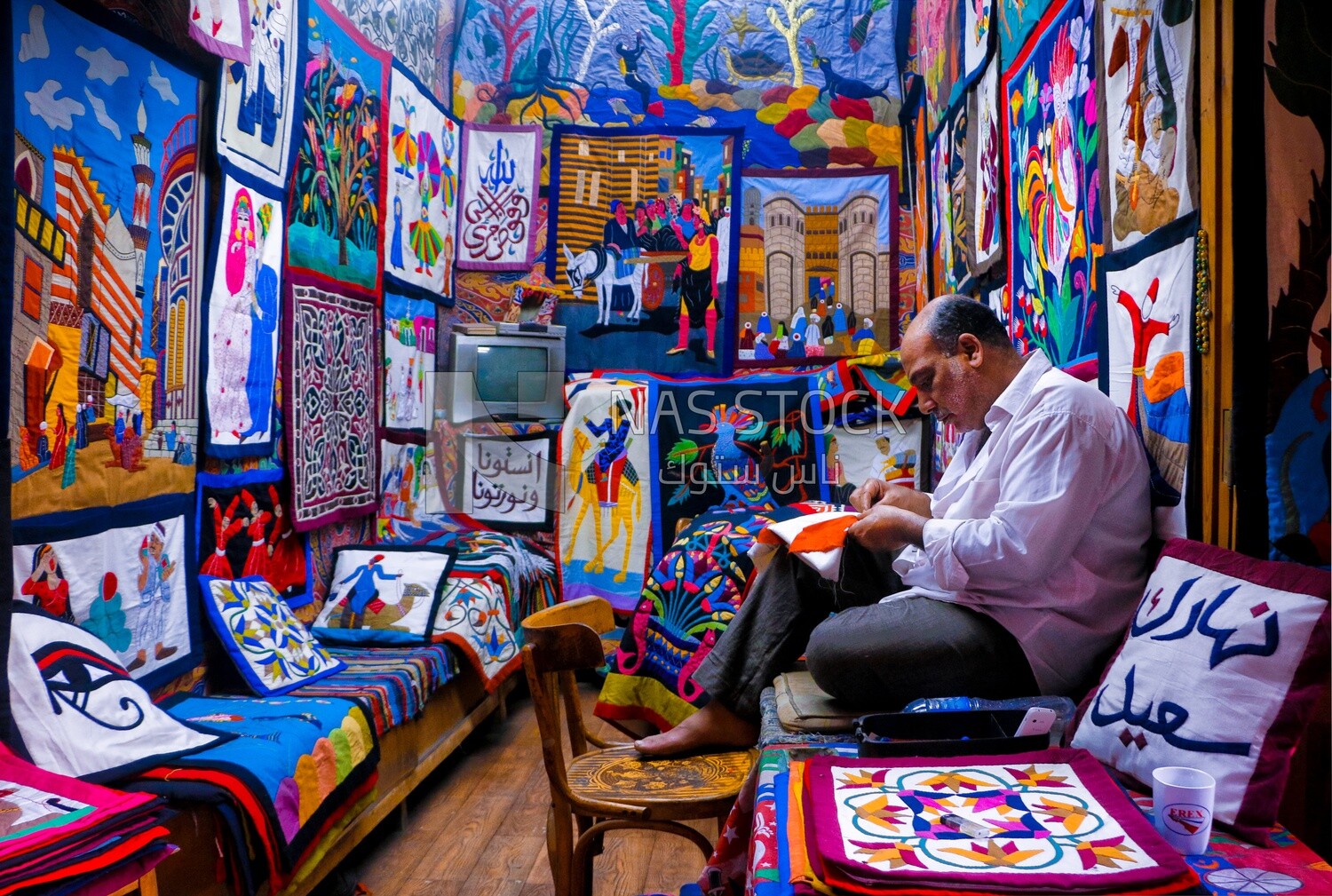 Man working in a handmade workshop, workshop, activities
