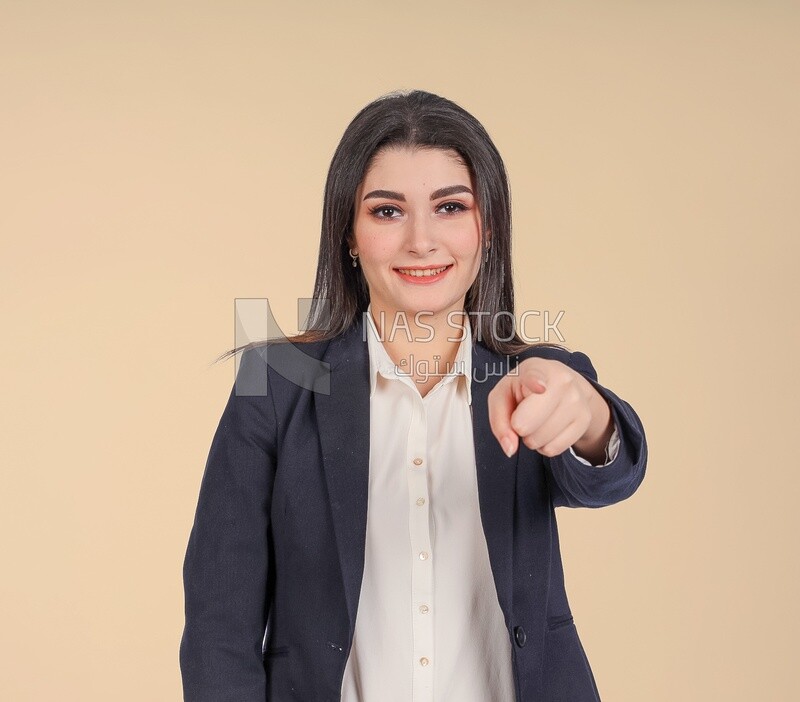 Photo of a businesswoman standing and pointing, meeting at the workplace, discussing work tasks, taking notes on the board