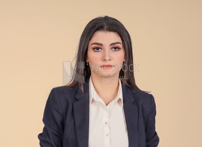صورة لسيدة أعمال تقف ، وتجتمع في مكان العمل ، وتناقش مهام العمل ، وتدوين الملاحظات على السبورة