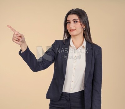 Photo of a businesswoman standing and pointing, meeting at the workplace, discussing work tasks, taking notes on the board