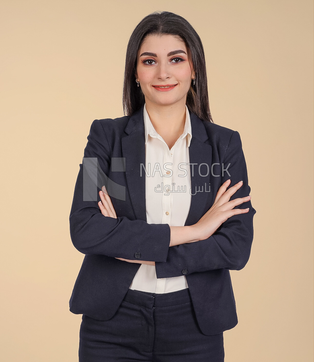 Photo of a businesswoman standing with crossed hands, meeting at the workplace, discussing work tasks, taking notes on the board