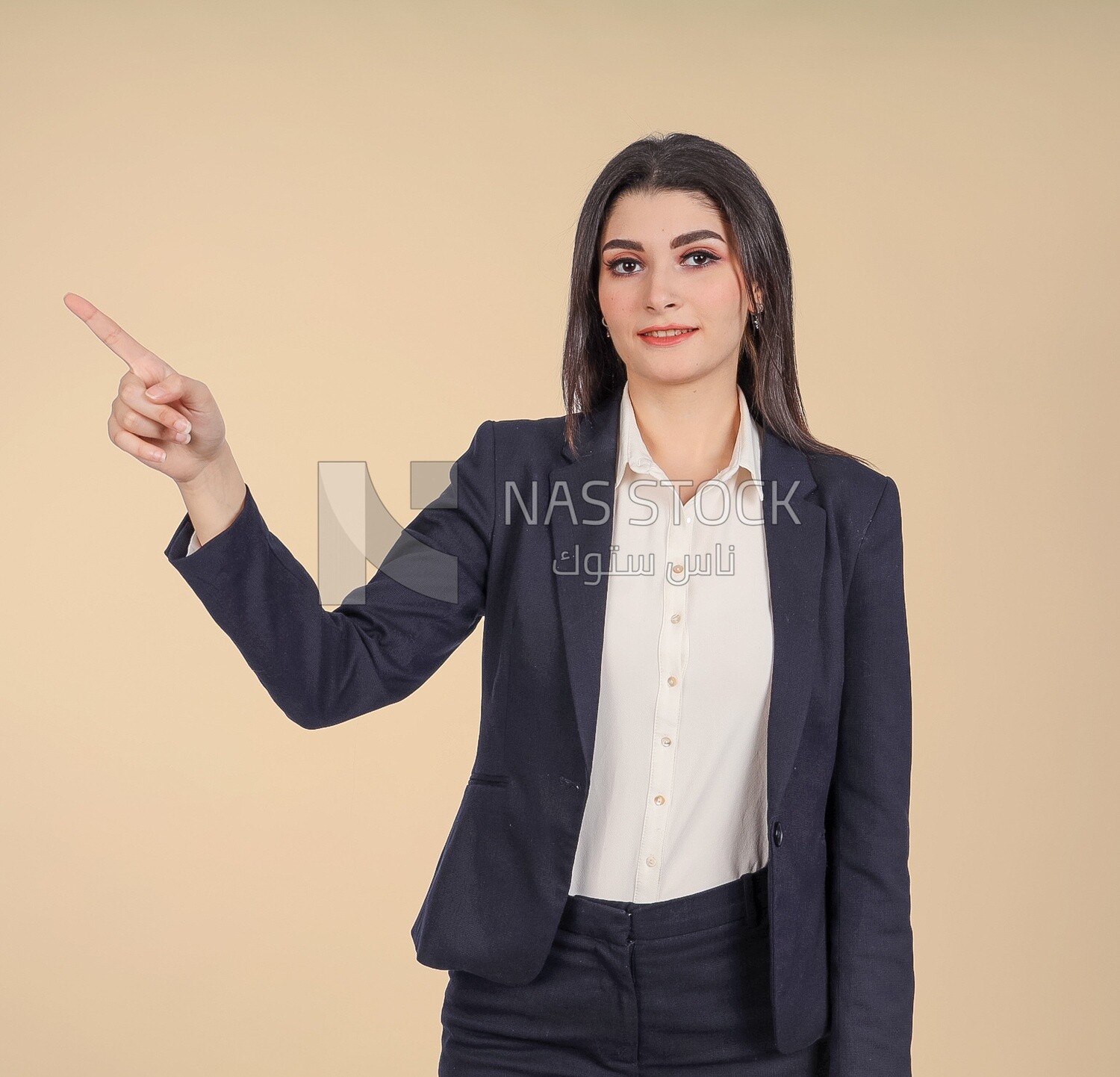 Photo of a businesswoman standing and pointing, meeting at the workplace, discussing work tasks, taking notes on the board
