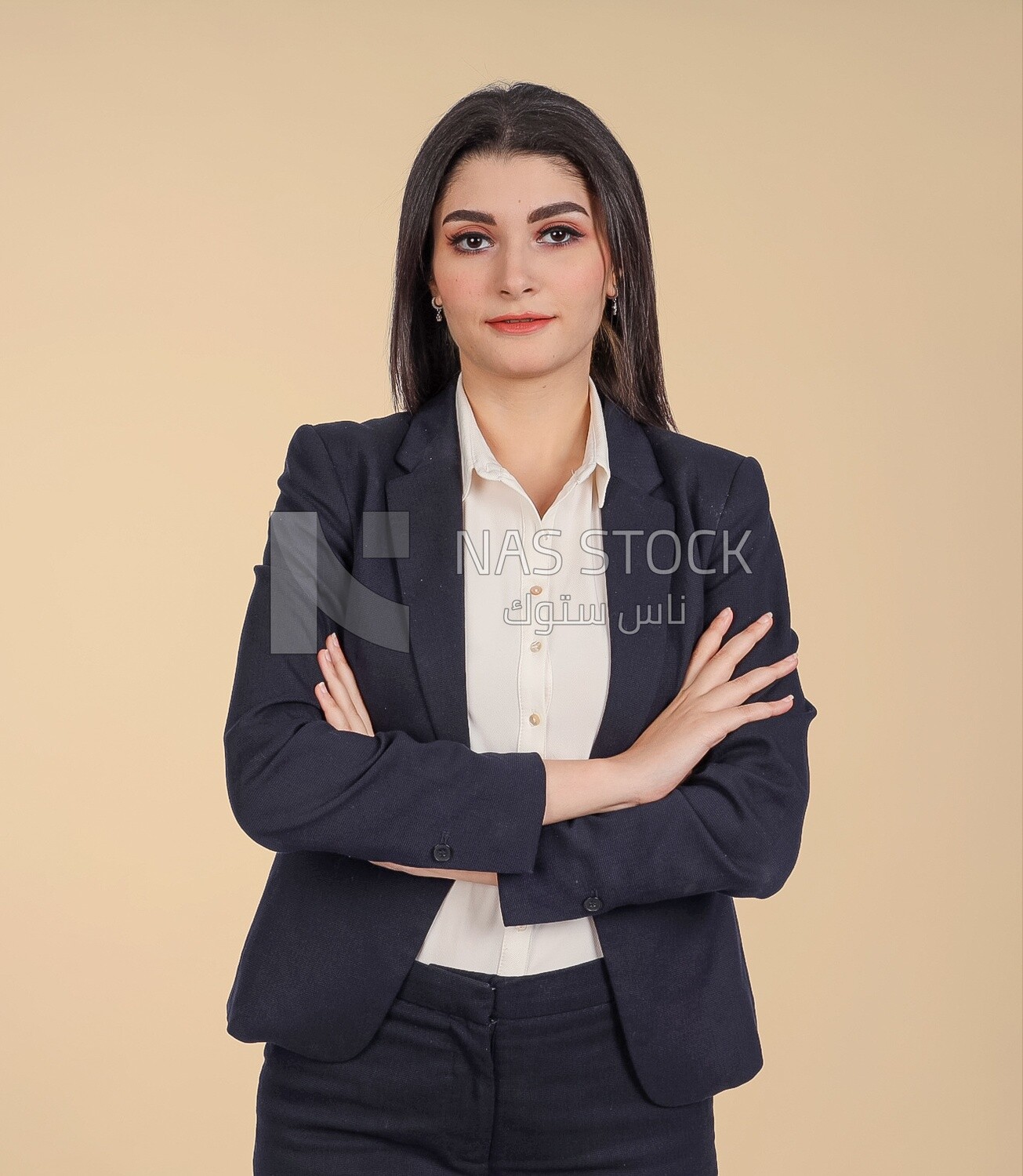 Photo of a businesswoman standing with crossed hands, meeting at the workplace, discussing work tasks, taking notes on the board