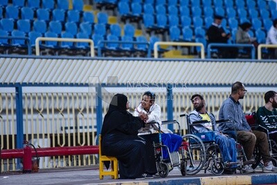 مجموعة من ذوى الاحتياجات الخاصة يشاهدون المباراة