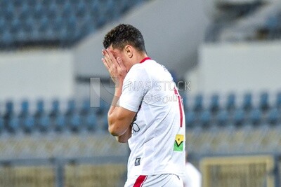 لاعب كرة قدم يشعر بالخذلان من الهزيمة