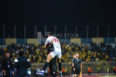 لاعب كرة قدم يحتفل بعد احراز هدف