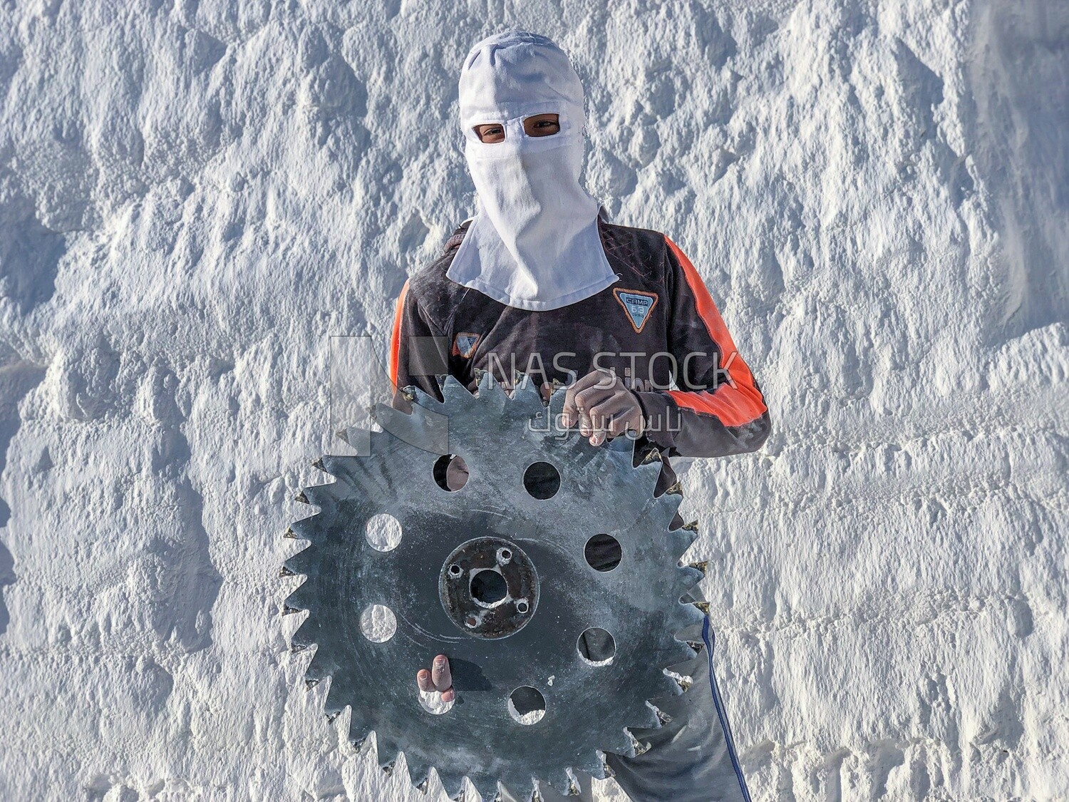 An Egyptian worker carrying a circular saw machine