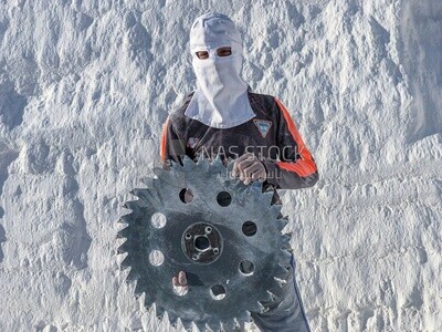 An Egyptian worker carrying a circular saw machine