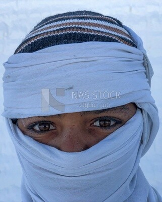 An Egyptian worker covering a face with brick dust