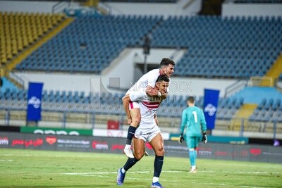 لاعب كرة قدم يحتفل بعد احراز هدف