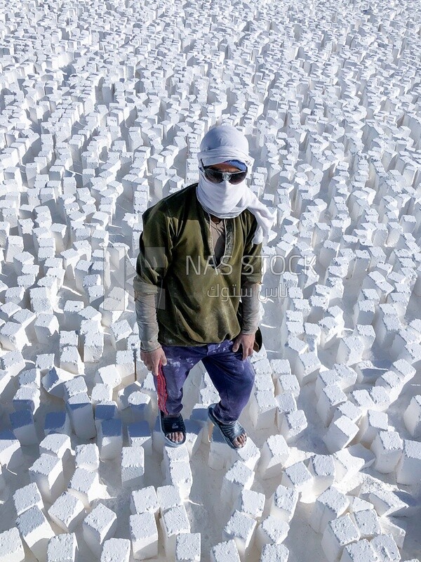 An Egyptian craftsman working in the white brick industry