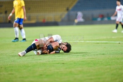 لاعب كرة قدم مصاب فى منتصف الملعب