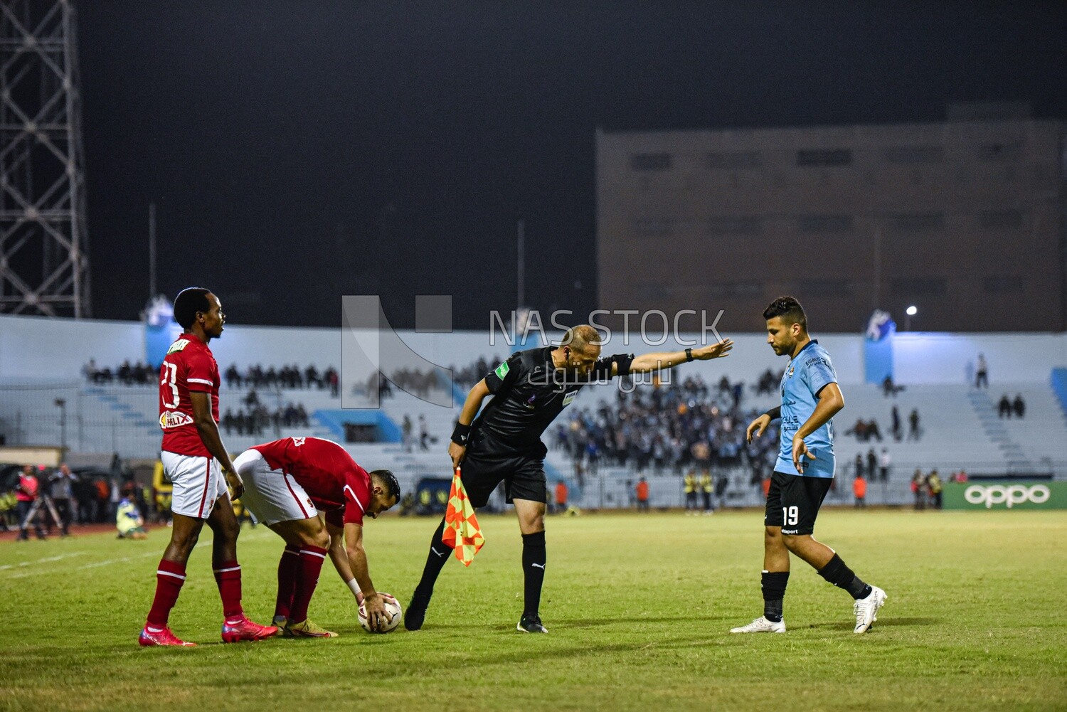 Referee organizes a corner kick with the teams