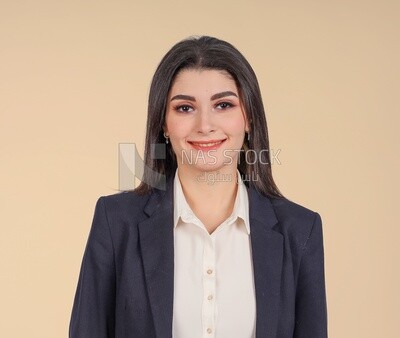صورة لسيدة أعمال تقف ، وتجتمع في مكان العمل ، وتناقش مهام العمل ، وتدوين الملاحظات على السبورة