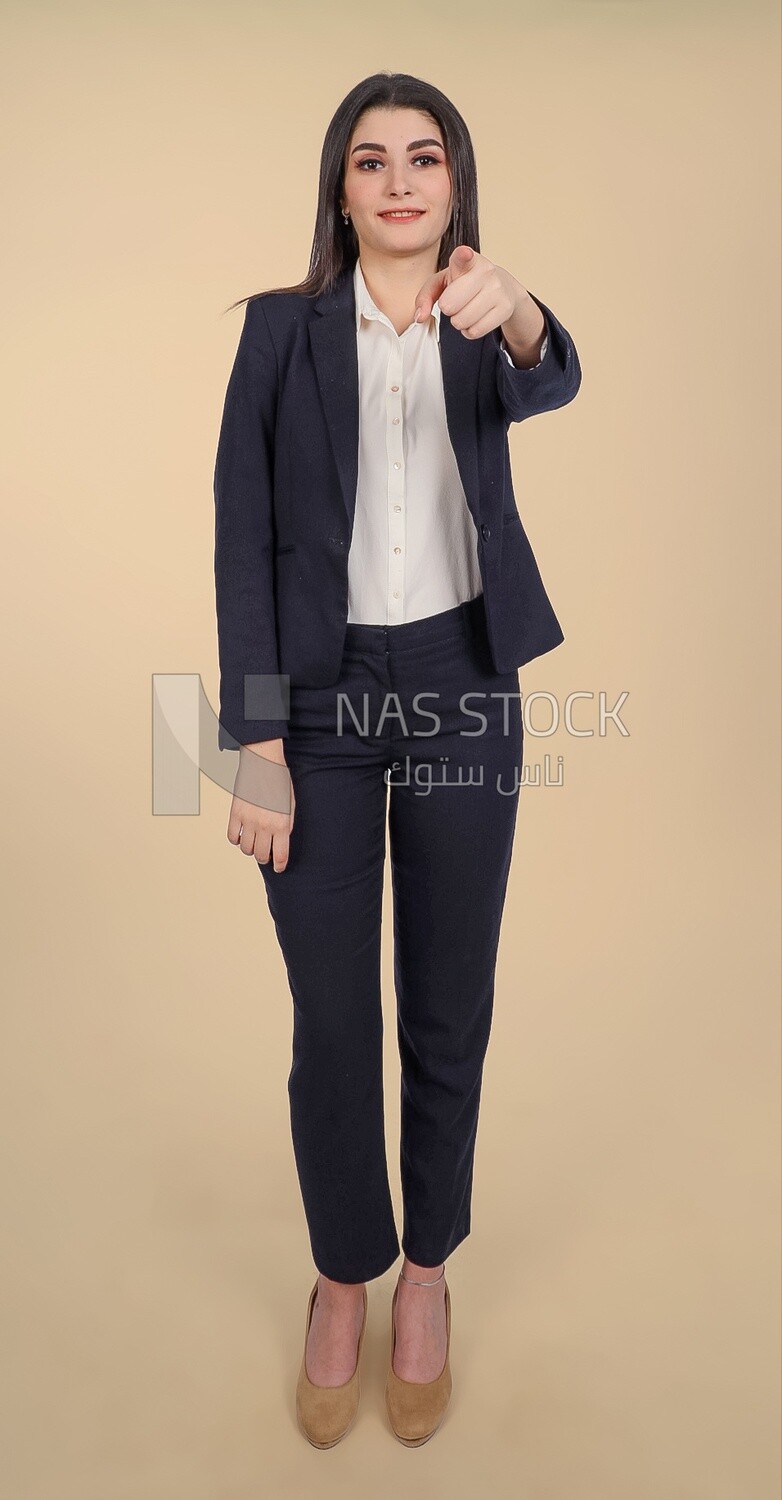 Photo of a businesswoman standing and pointing, meeting at the workplace, discussing work tasks, taking notes on the board