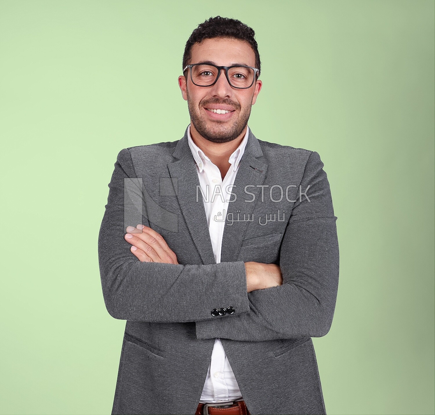 صورة لرجل وسيم يقف مع النظارات يرتدي بدلة رسمية بأيادي متقاطعة ، تطوير الأعمال والشراكات ، اجتماع العمل ، موديل