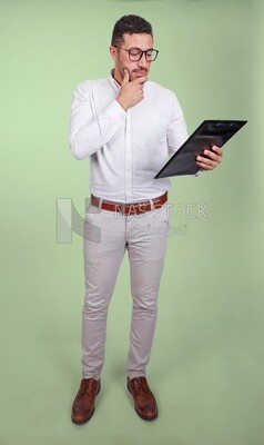 صورة لرجل وسيم يرتدي نظارات ويقرأ من حافظة ورقية ، تطوير الأعمال والشراكات ، اجتماع عمل ، موديل