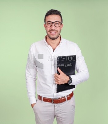 صورة لرجل وسيم يرتدي نظارات ويحمل حافظة ورق ، تطوير الأعمال والشراكات ، اجتماع عمل ، موديل