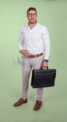 صورة لرجل وسيم يرتدي نظارات ويحمل حقيبة جلدية، تطوير الأعمال والشراكة، اجتماع عمل، موديل