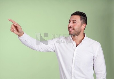 صورة لرجل يرتدي ملابس رسمية مشيرا بعيدا، تطوير الأعمال والشراكات، اجتماع العمل، موديل