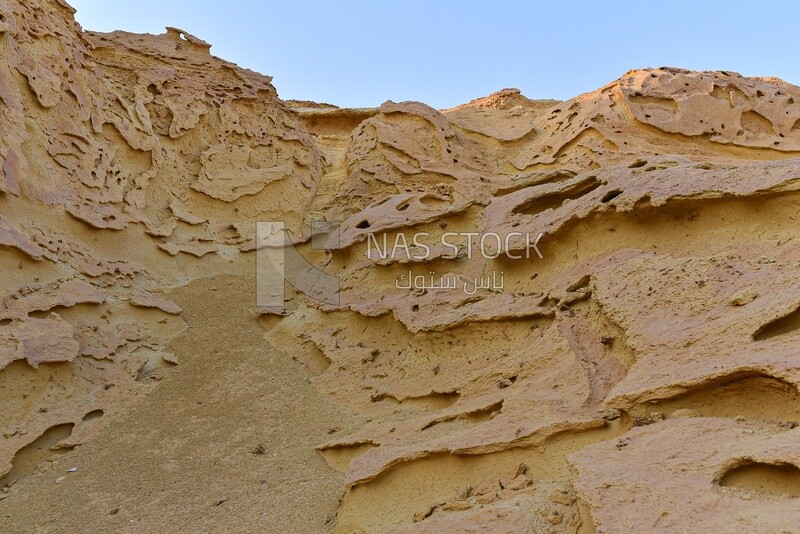 مشهد لحفريات داخل جبل رملى  فى وادى الحيتان فى مصر