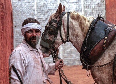 An Egyptian craftsman working in transporting bricks