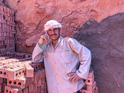 Craftsman working in the red brick industry
