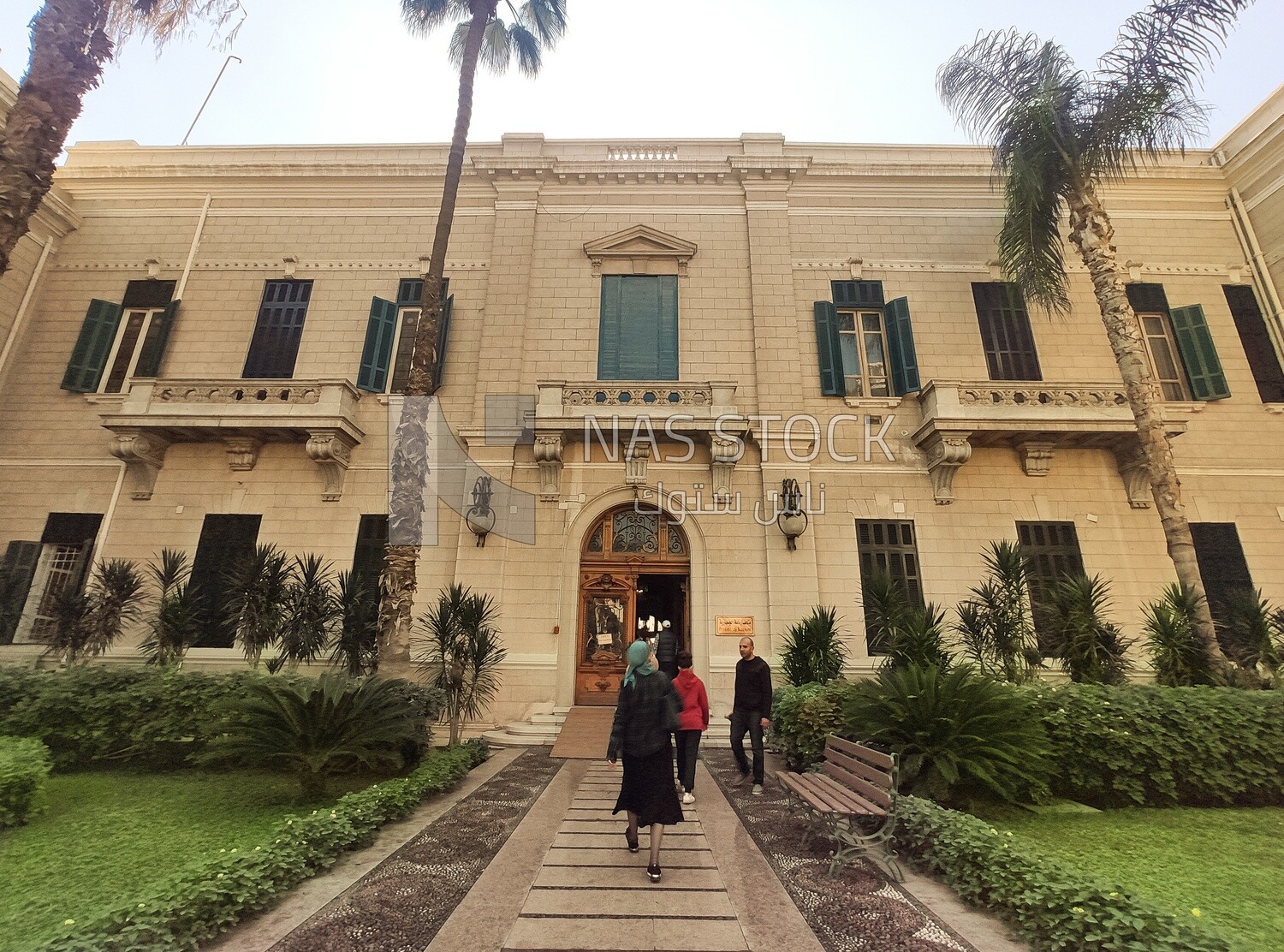 People getting into the Abdeen Palace
