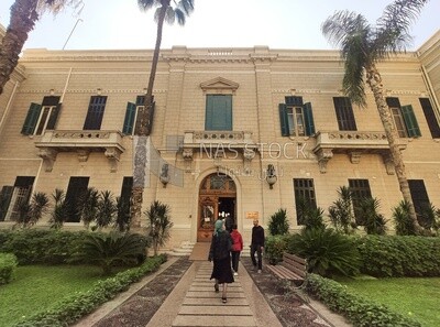 People getting into the Abdeen Palace