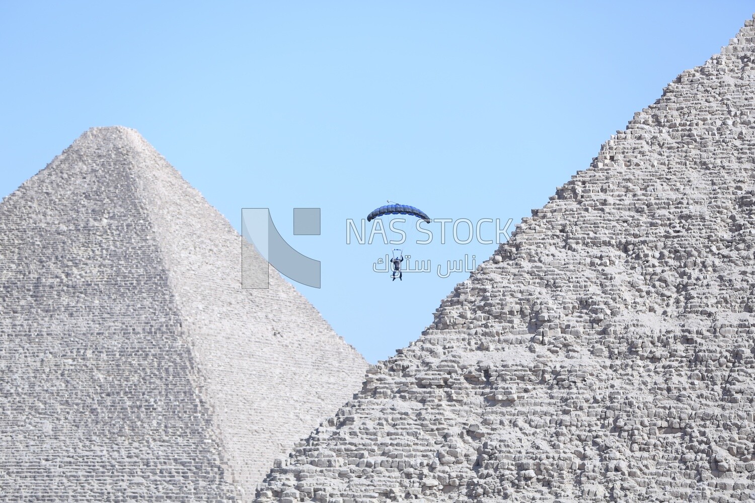 Flying with a parachute around the Egyptian pyramids