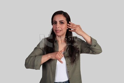 معلمة تشرح لغة الإشارة ، إيماءات يد لأشخاص يعانون من ضعف السمع