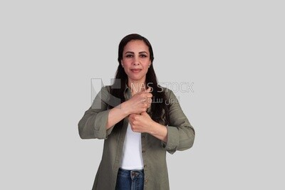 معلمة تشرح لغة الإشارة ، إيماءات يد لأشخاص يعانون من ضعف السمع