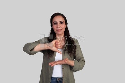 امرأة تتواصل بلغة الإشارة ، إيماءات يد لأشخاص يعانون من ضعف السمع