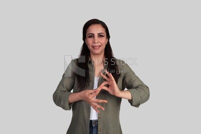 امرأة تتحدث بلغة الإشارة ، إيماءات يد لأشخاص يعانون من ضعف السمع