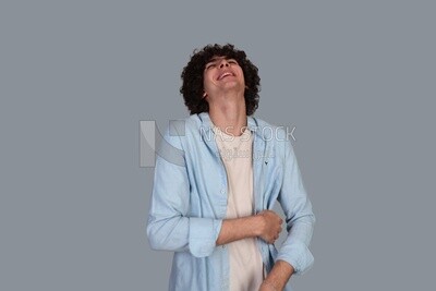 صورة شاب ذو شعر مجعد يضحك بشدة