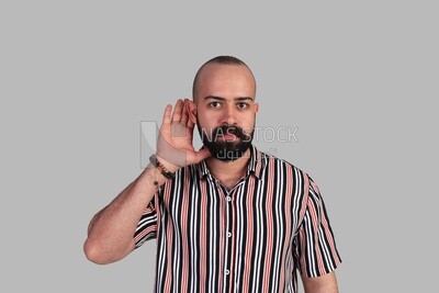 رجل يحجّم أذنه يجد صعوبة في السمع ، معاق ، مريض ، لغة إشارة ، موديل