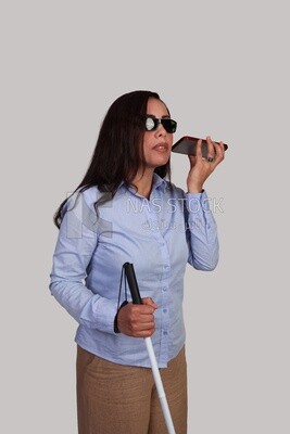 امرأة عمياء تمشي مع عصا بيضاء تحمل هاتفها المحمول والمريض والطب والرعاية الصحية والمهن والوظائف الطبية ،  اناس معوقين
