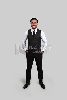 صورة لرجل أعمال يرتدي بدلة رسمية ويضع يده فى جيبه ، تطوير الأعمال والشراكات ، اجتماع عمل ، موديل