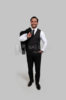 صورة لرجل أعمال يرتدي بدلة رسمية ويضع يده فى جيبه ، تطوير الأعمال والشراكات ، اجتماع عمل ، موديل
