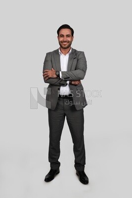 صورة لرجل أعمال ببدلة رسمية بأيادي متقاطعة ، وتطوير الأعمال والشراكات ، واجتماع عمل ، موديل