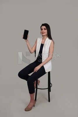 صورة سيدة أعمال ترتدي ملابس رسمية تحمل هاتف محمول ، وتطوير الأعمال والشراكات ، واجتماع عمل ،  موديل
