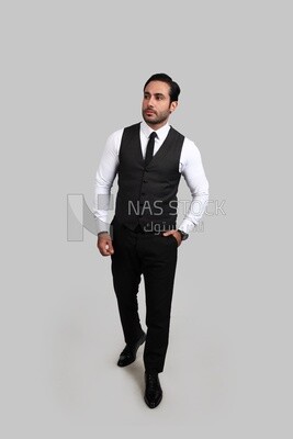 صورة لرجل أعمال يرتدي بدلة رسمية ويضع يده فى جيبه ، تطوير الأعمال والشراكات ، اجتماع عمل ، موديل