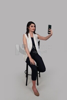 صورة سيدة أعمال ترتدي ملابس رسمية تجلس على كرسي وتلتقط صورة ذاتية ، وتطوير الأعمال والشراكات ، واجتماع عمل ، موديل