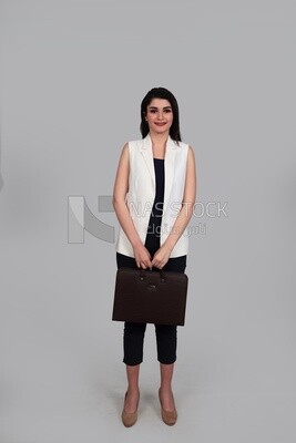 صورة سيدة أعمال ترتدي ملابس رسمية تحمل حقيبة جلدية ، وتطوير الأعمال والشراكات ، واجتماع عمل ، موديل