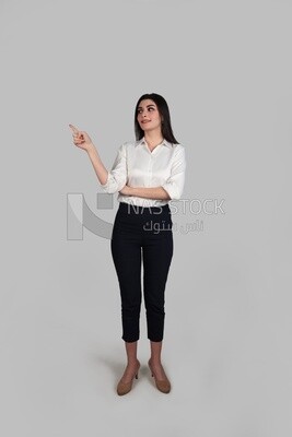 صورة سيدة أعمال مع ملابس رسمية تشير بعيدًا ، تطوير الأعمال والشراكات ، اجتماع عمل ، موديل