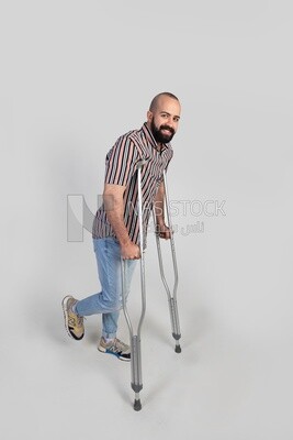 رجل مصاب في ساقه يمشي بالعكازات ، المريض ، مفهوم الطب والرعاية الصحية ، المهن والوظائف الطبية.