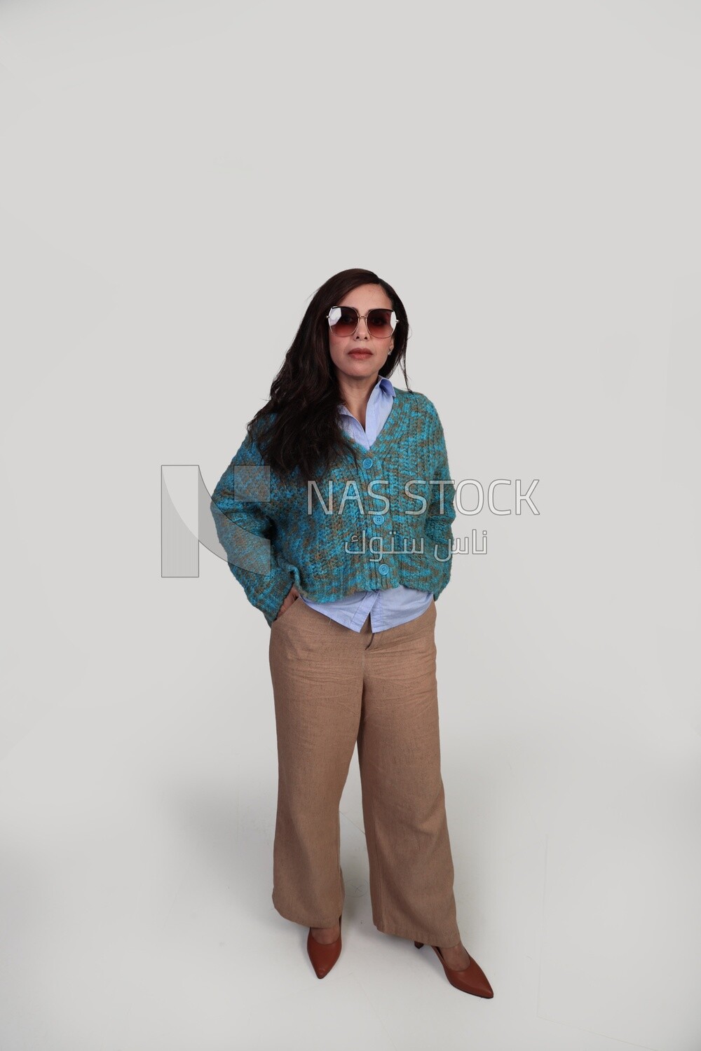 woman putting her hand in her pocket and wearing sunglasses